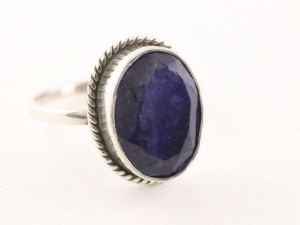 23586 Bewerkte zilveren ring met blauwe saffier