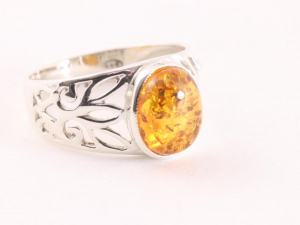 23644-17.5 Opengewerkte zilveren ring met amber - maat 17.5