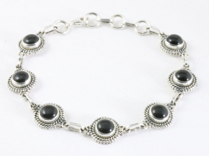 32597 Bewerkte zilveren armband met onyx