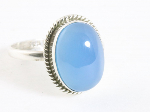 24704 Bewerkte ovale zilveren ring met blauwe chalcedoon