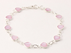 32280 Zilveren hartjes armband met roze parelmoer