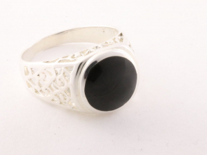 22781 Opengewerkte zilveren ring met onyx