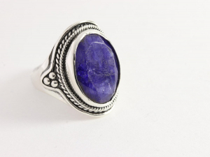 21639-17.5 Bewerkte zilveren ring met blauwe saffier - maat 17.5