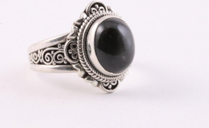 22044 Bewerkte zilveren ring met onyx